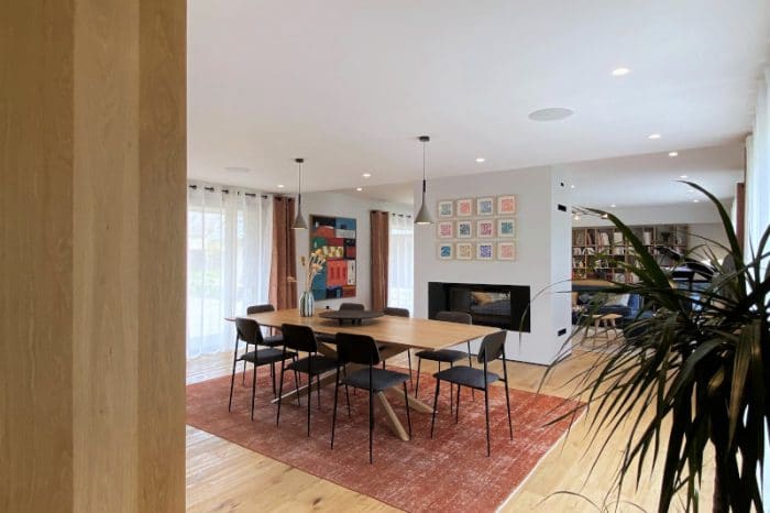 Decoration d'intérieur salon séjour style Japandi avec bandeau passage cuisine en bois Design d'espace Muda Créations Quimper et Finistère